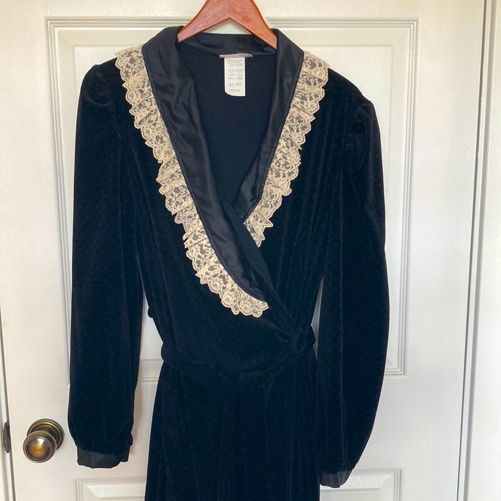Vintage Axiom Pressed Velvet Dressing Gown/Robe with Lace Trim